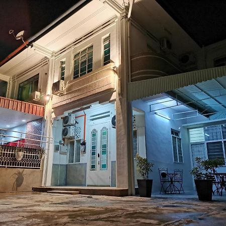 G Fortune Guest House Victoria Green George Town Esterno foto