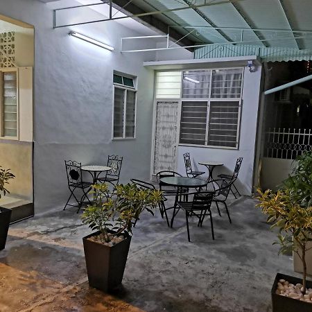 G Fortune Guest House Victoria Green George Town Esterno foto