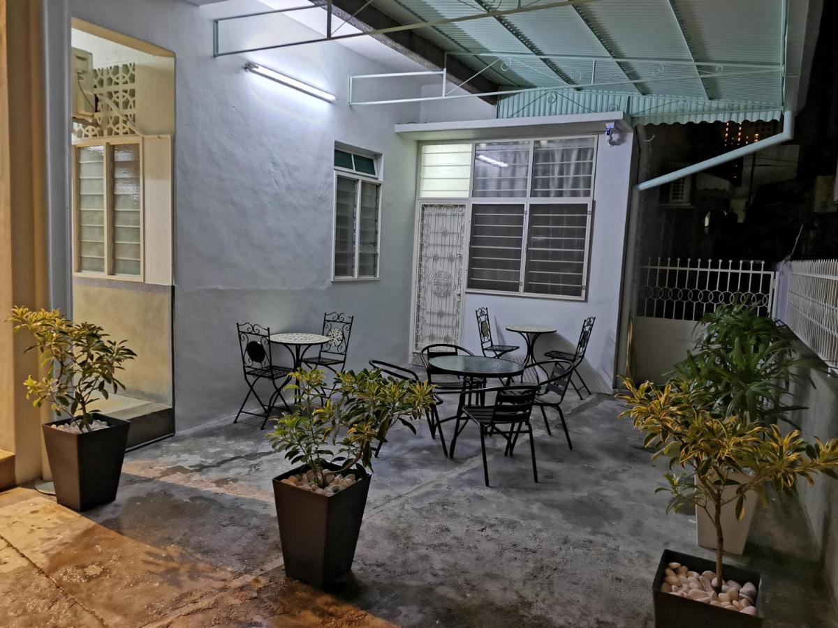 G Fortune Guest House Victoria Green George Town Esterno foto
