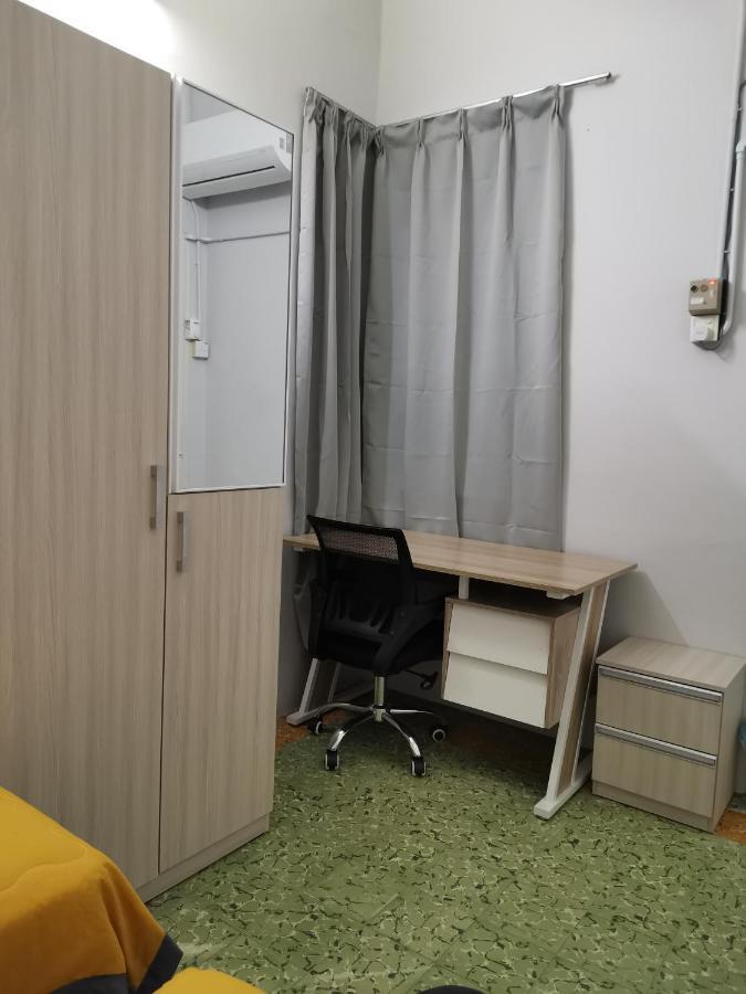G Fortune Guest House Victoria Green George Town Esterno foto
