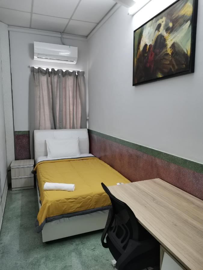 G Fortune Guest House Victoria Green George Town Esterno foto