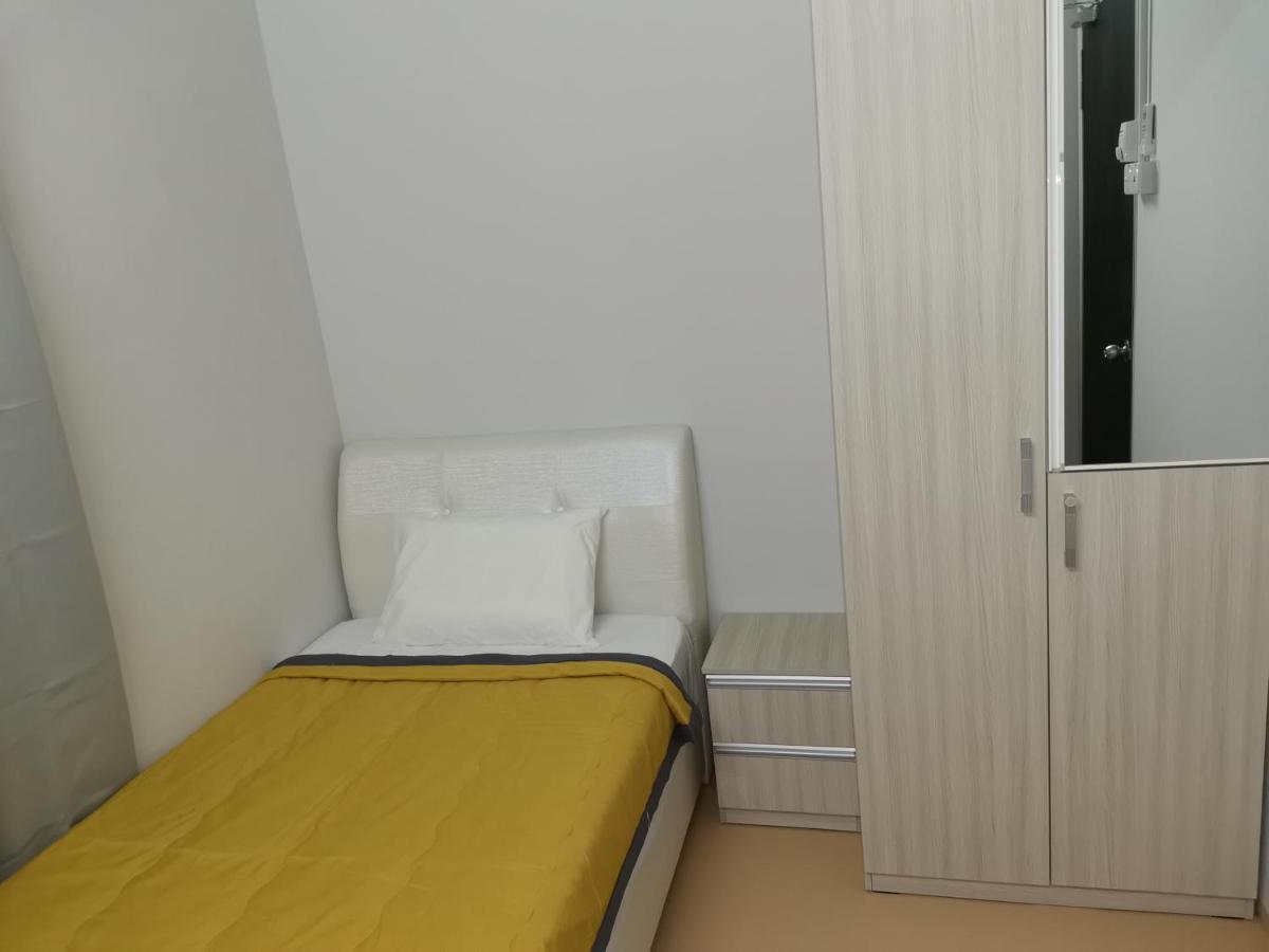 G Fortune Guest House Victoria Green George Town Esterno foto