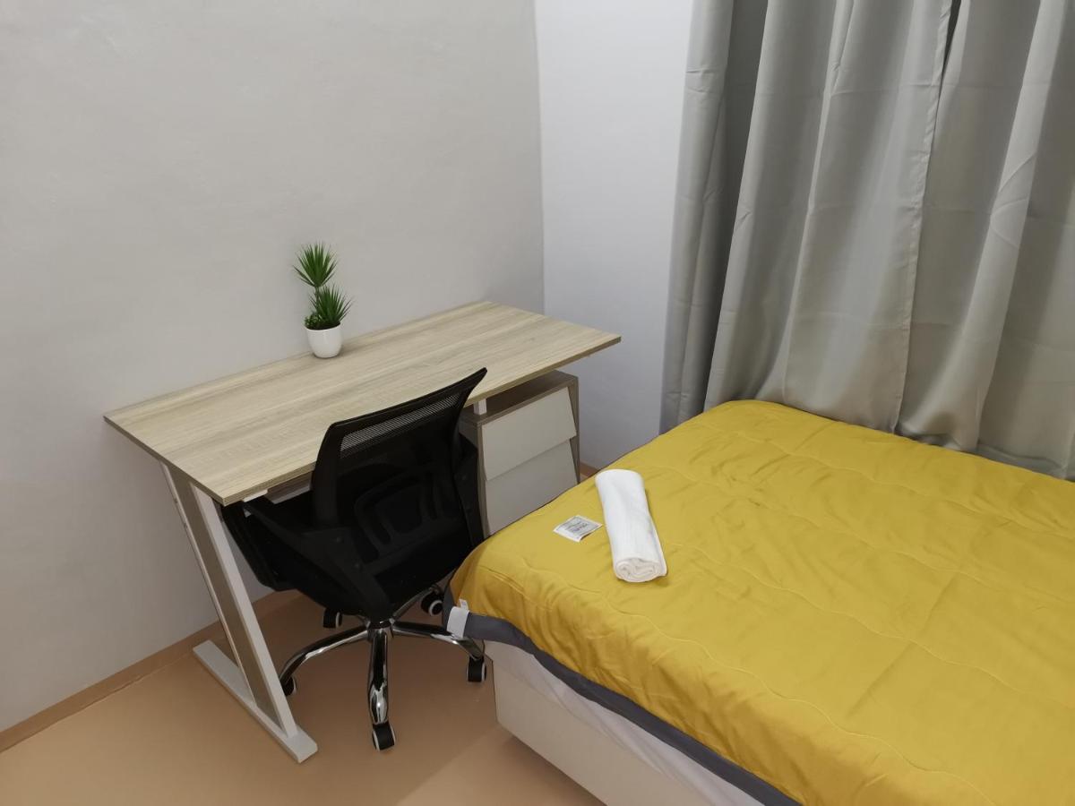 G Fortune Guest House Victoria Green George Town Esterno foto