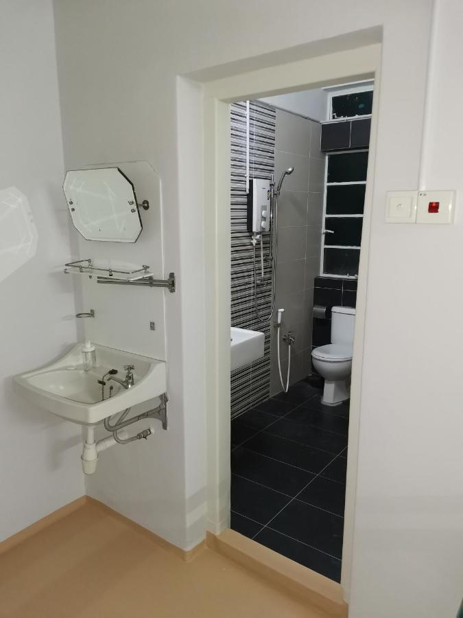 G Fortune Guest House Victoria Green George Town Esterno foto