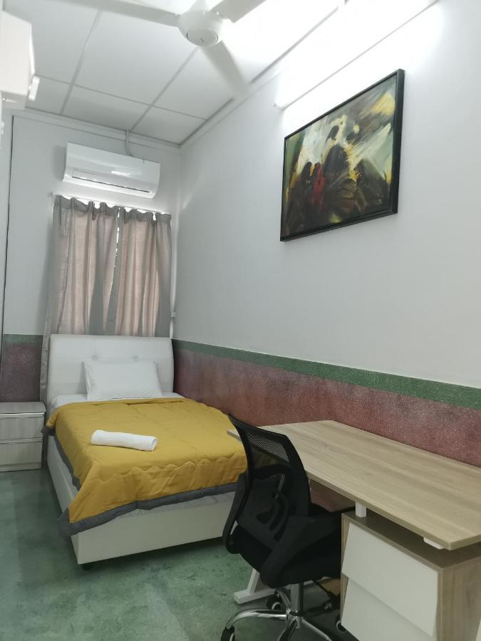 G Fortune Guest House Victoria Green George Town Esterno foto