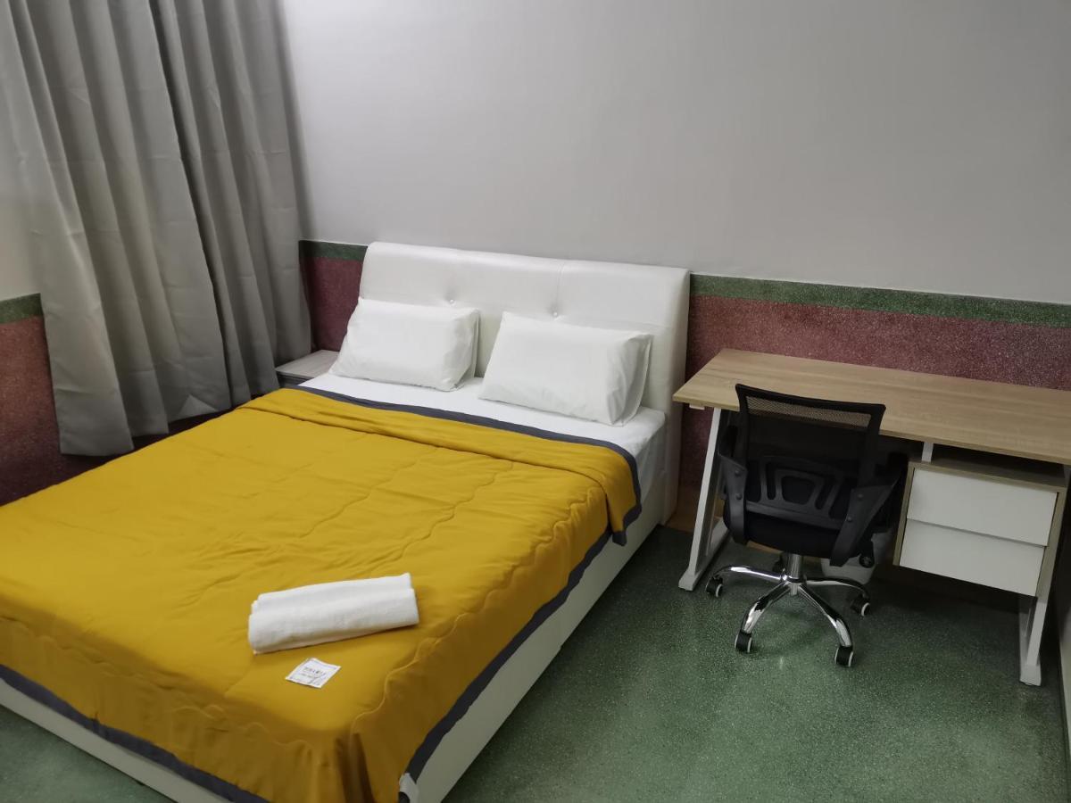G Fortune Guest House Victoria Green George Town Esterno foto