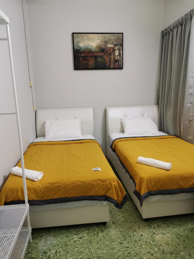 G Fortune Guest House Victoria Green George Town Esterno foto