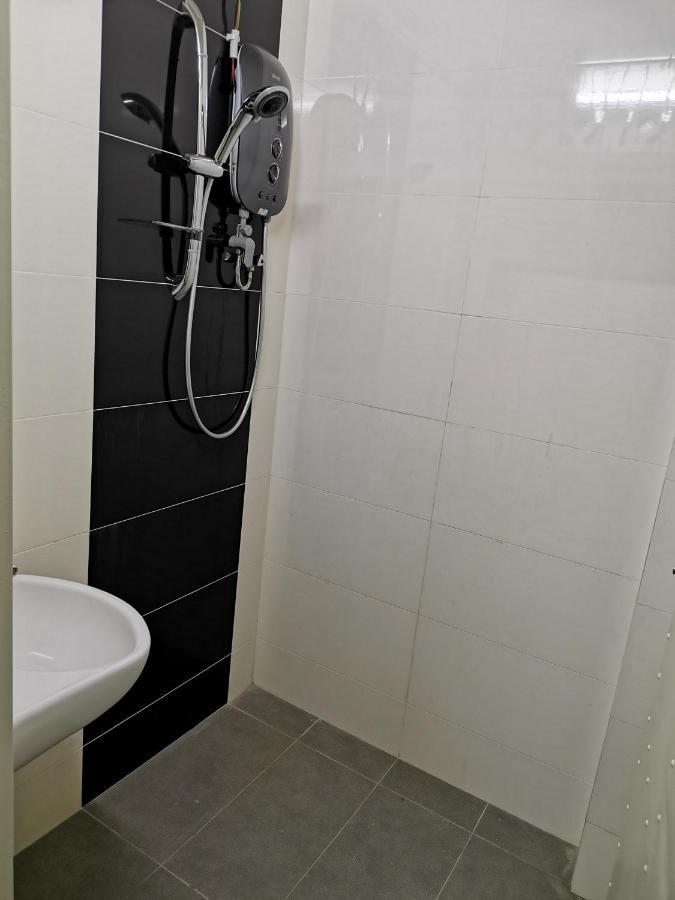 G Fortune Guest House Victoria Green George Town Esterno foto